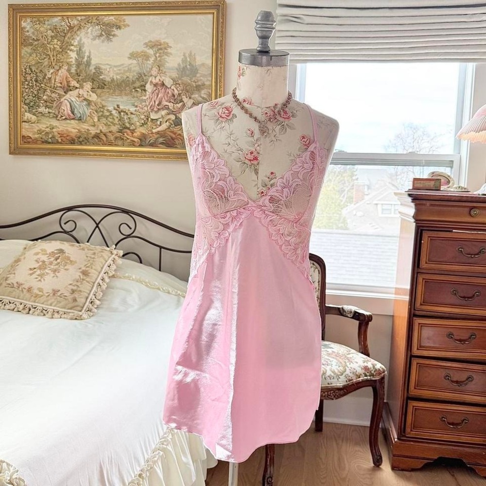 pink lace slip dress  y2k pink lace slip dress‎ size medium silky